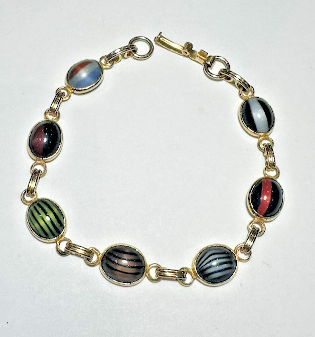 Scarab Style Green Purple White Banded Glass Cab Gold tone 7″ Vintage Bracelet