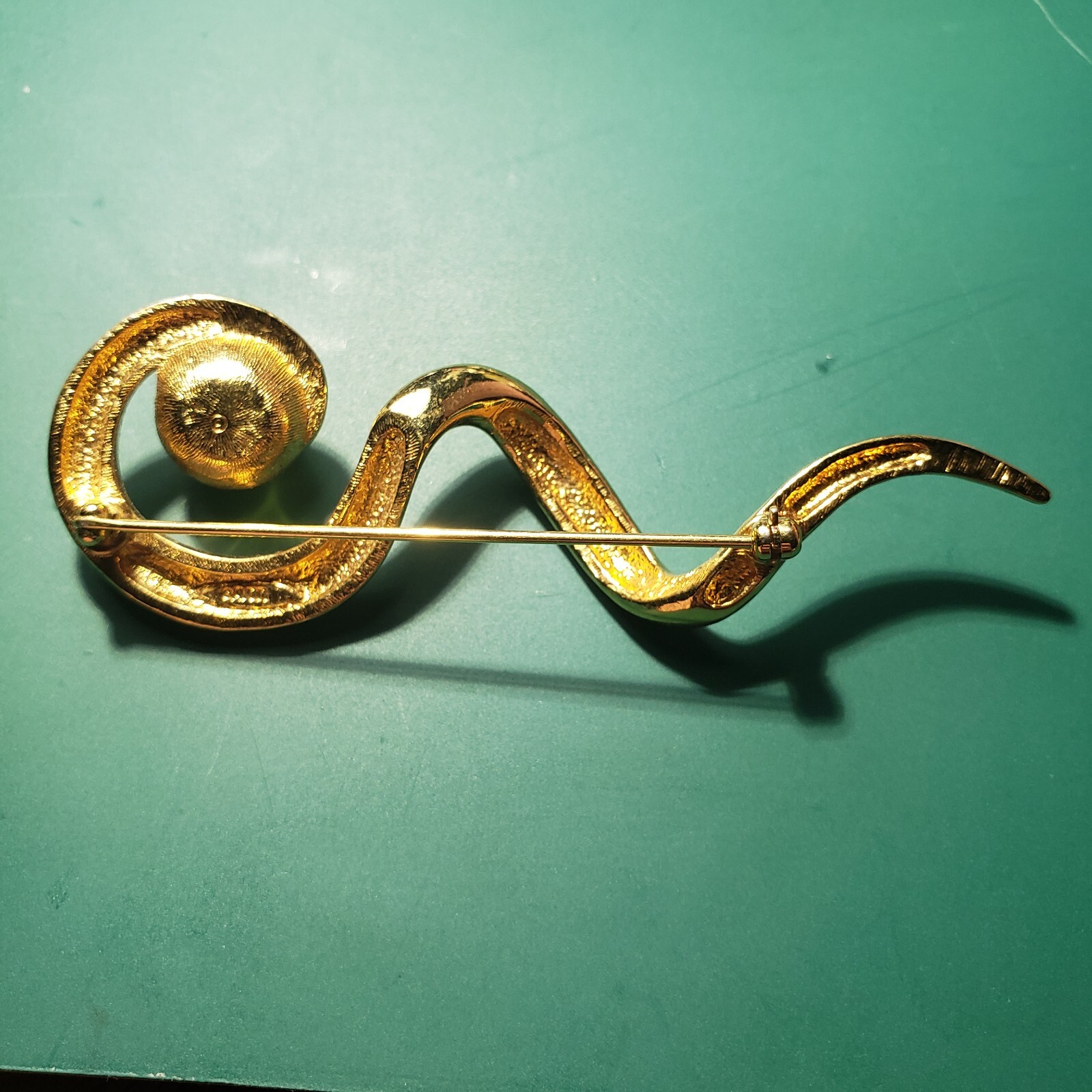 Vintage AVON Gold Tone Abstract Ribbon Swirl w/Pearl Brooch, Pin – Signed