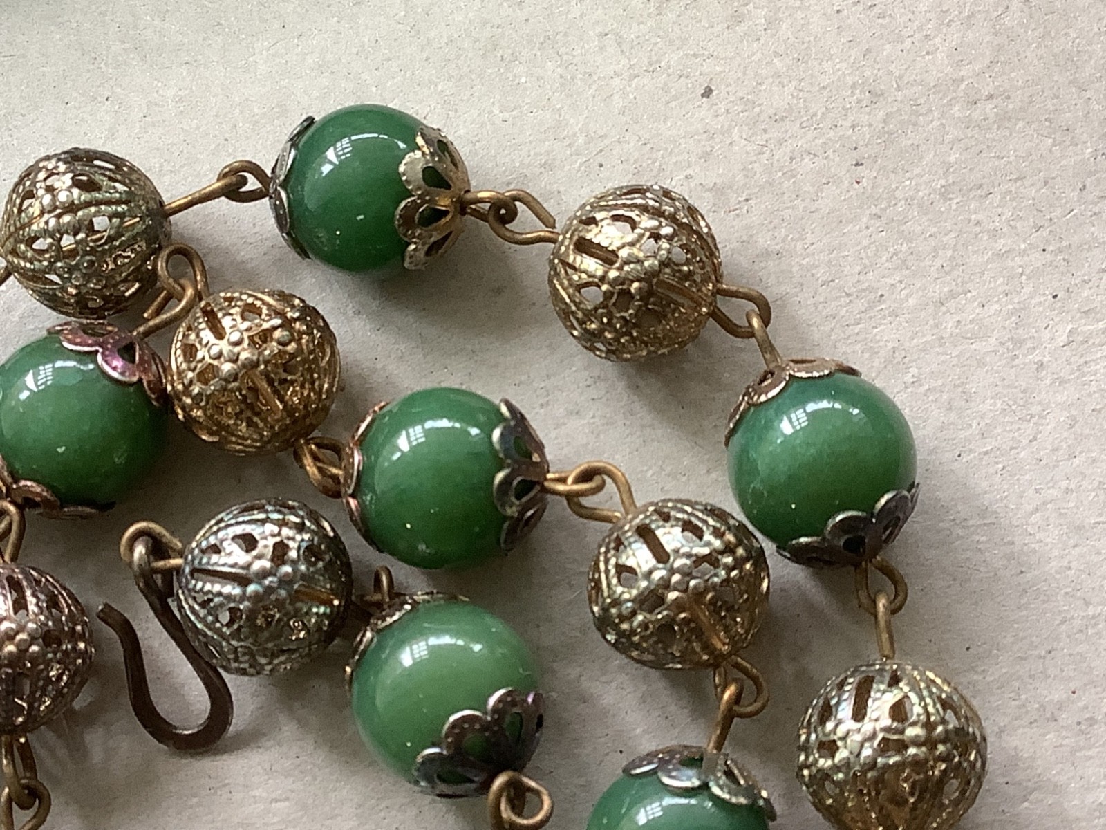 Vintage Art Deco vivid green Jade station beaded necklace 18″