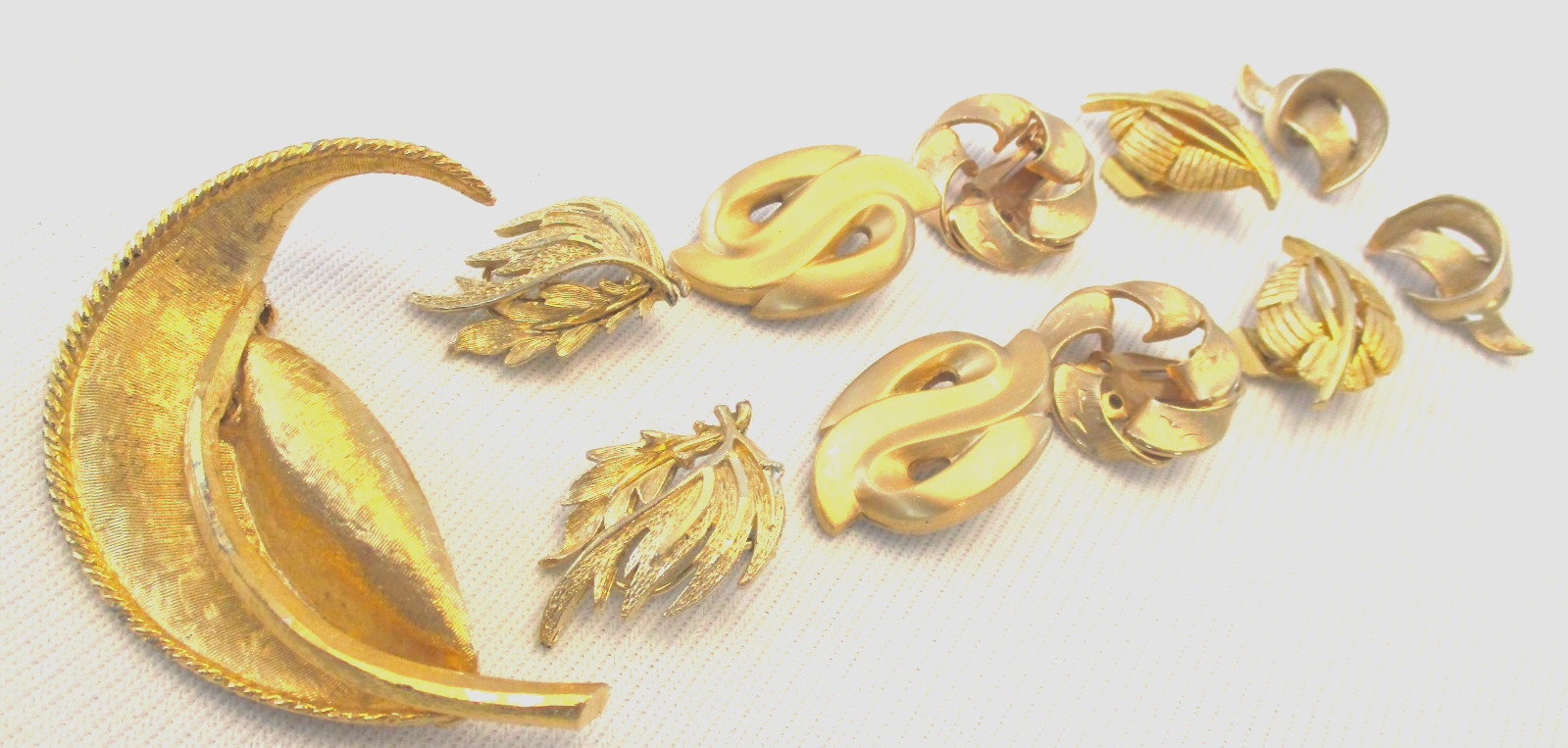 Vtg Signed Gold Tone Brooch & 5 Pair Clip on Earrings 1 Pr Trifari &1 Pr Monet