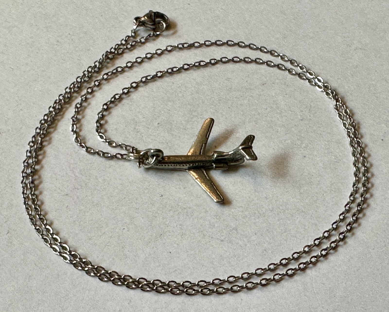 VINTAGE AIRPLANE JET PLANE PEWTER CHARM 1 1/4″ PENDANT NECKLACE 20″+