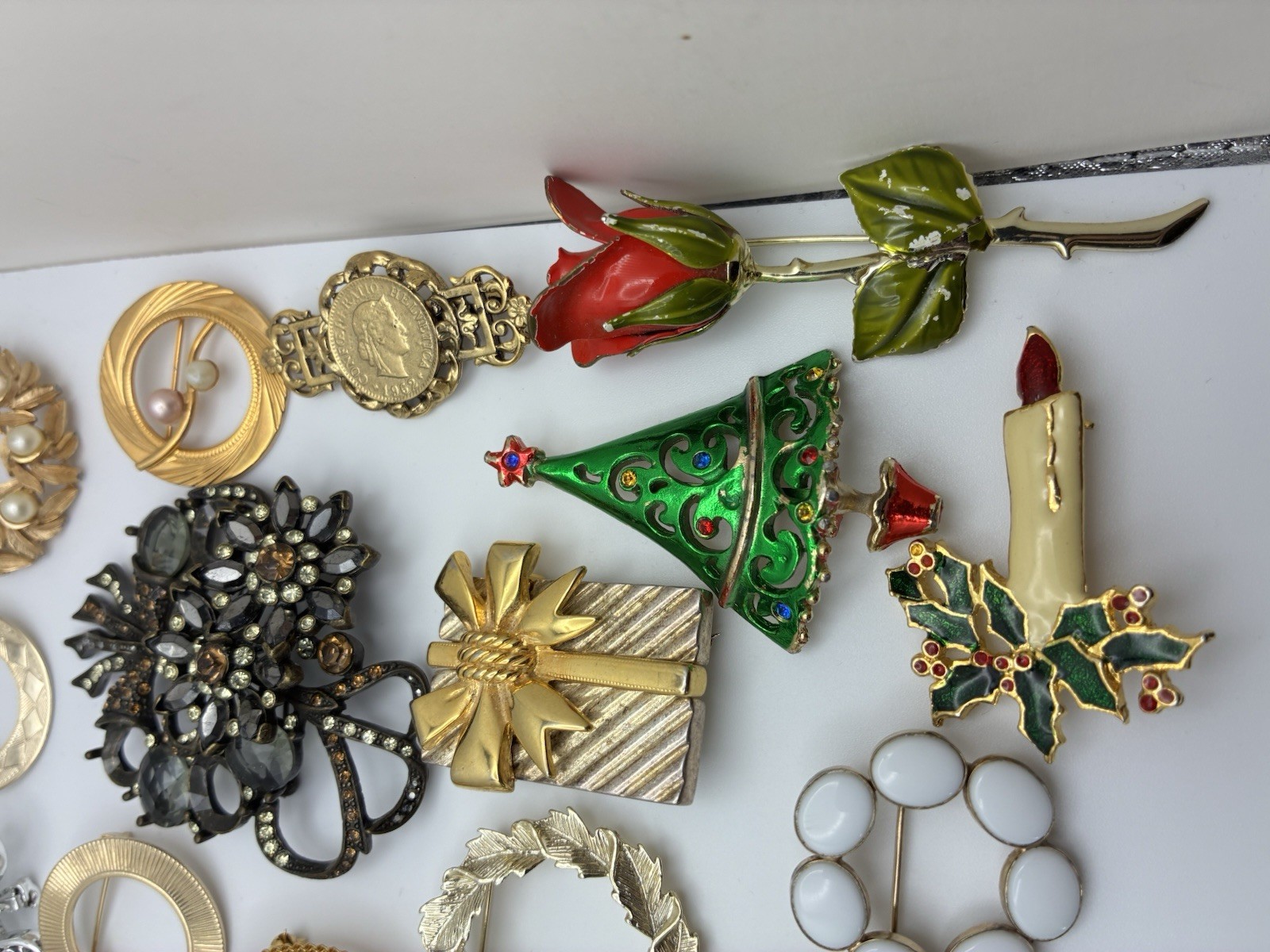 41 Piece Brooch Pin Lot Vintage Gold Signed/Unsigned 2 Missing Stones – Reseller