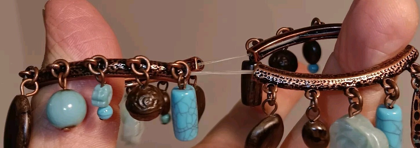 VTG Strechable Bracelet Gold Tone W/wood And Turquois Beads 1960s Dangling