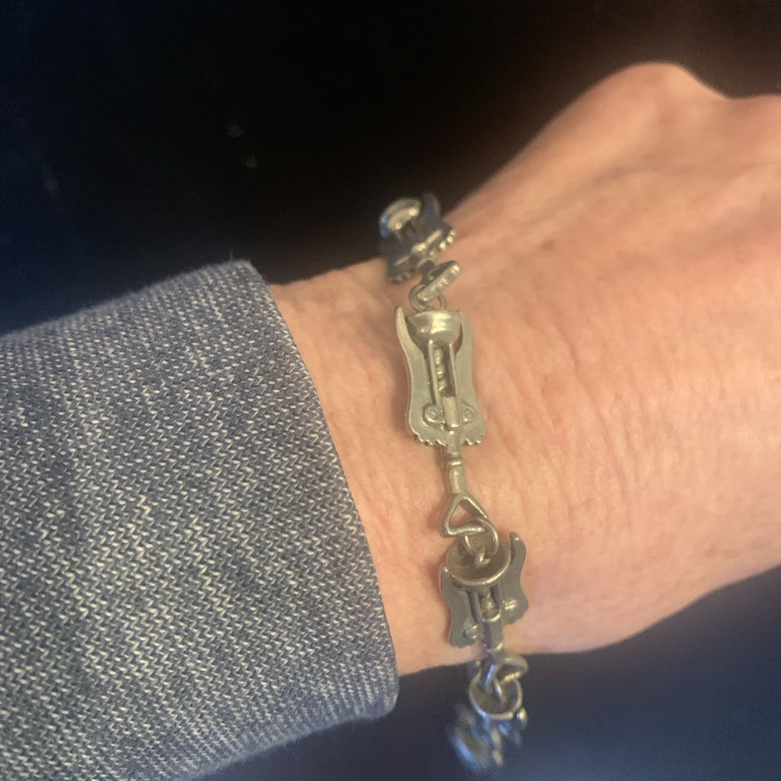 Vtg Signed Jim Clift Pewter Fun Wine Lover Theme Charm Bracelet 8″ – Corkscrews
