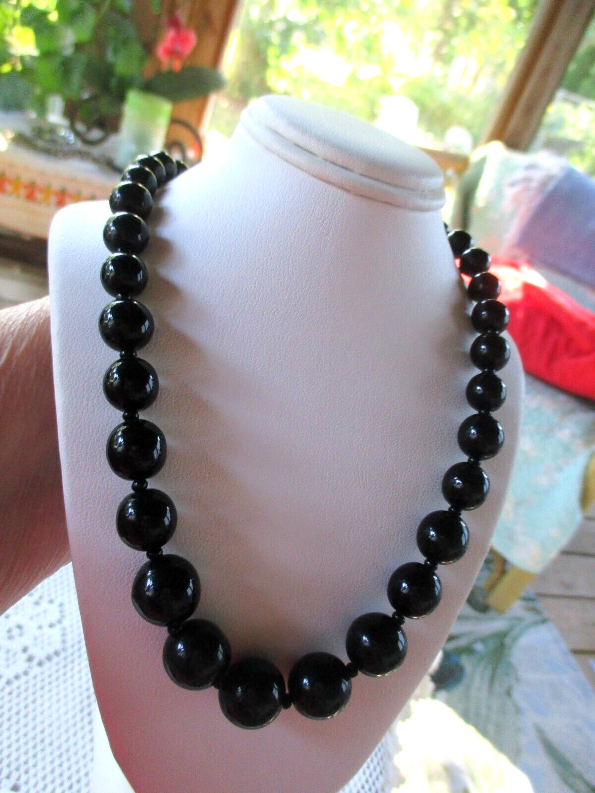 SINGLE 24″ STRAND INDIVIDUALLY HAND KNOT GRADUATED BLACK GLASS BEADS VINTAGE USA