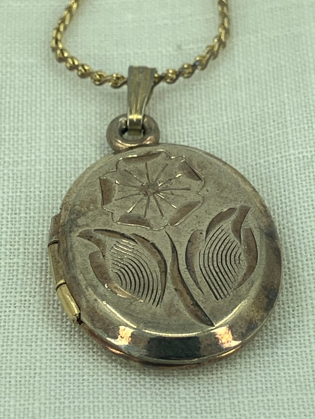 Vintage Locket Pendant Necklace Sterling Silver Vermeil Etched Flower 4g READ