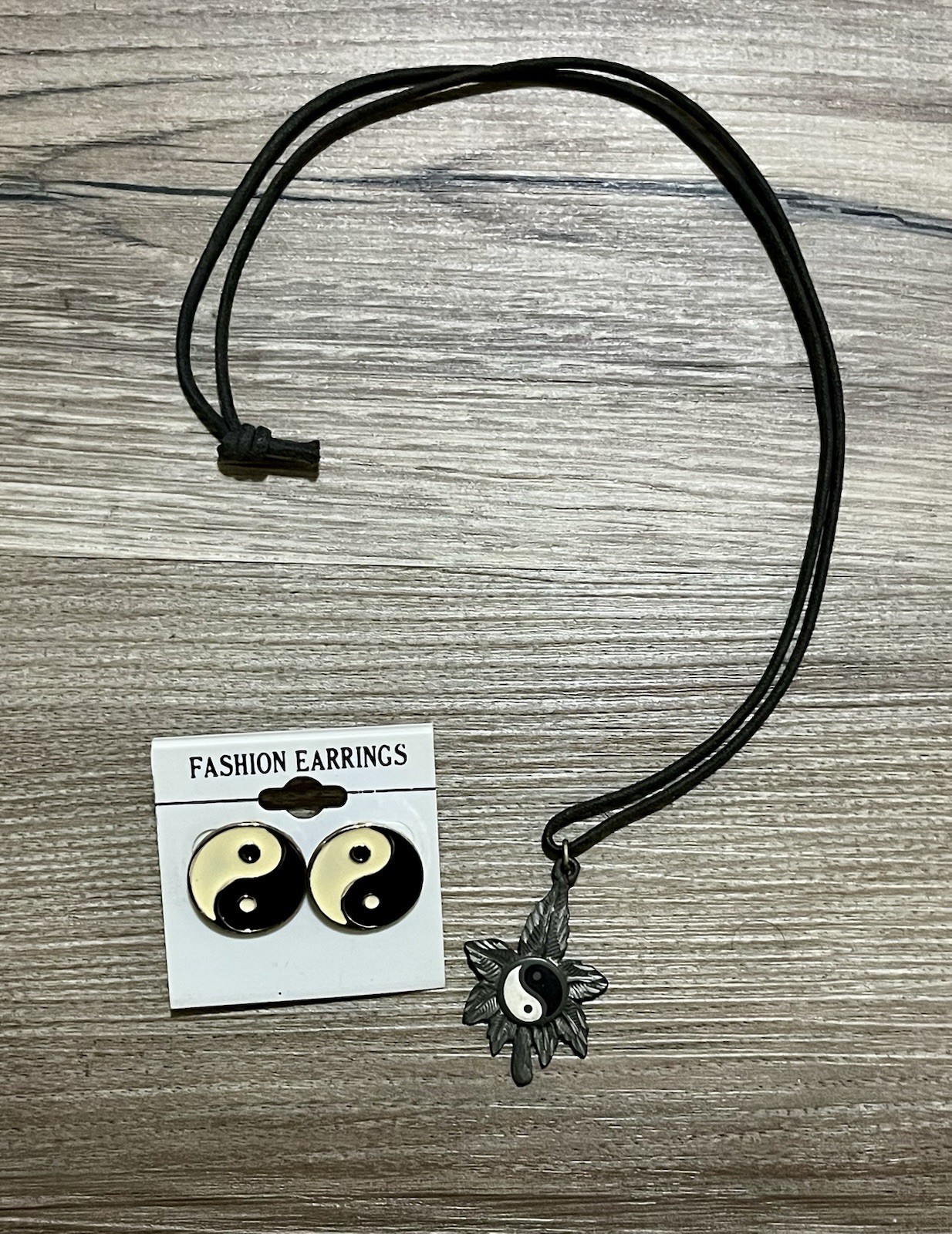 Vintage 90s Yin Yang Hemp Leaf Pendant Necklace & Matching Earrings Black White