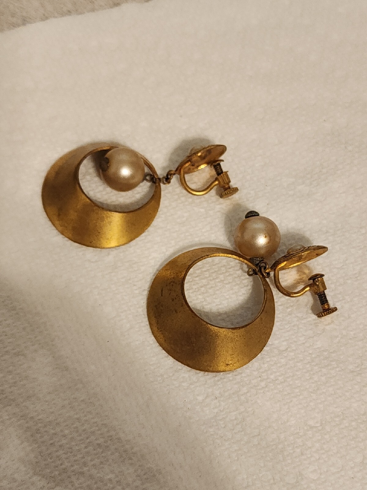 Vtg Spanish Damascene Faux Pearl Dangle Drop Hoop Screwback Earrings