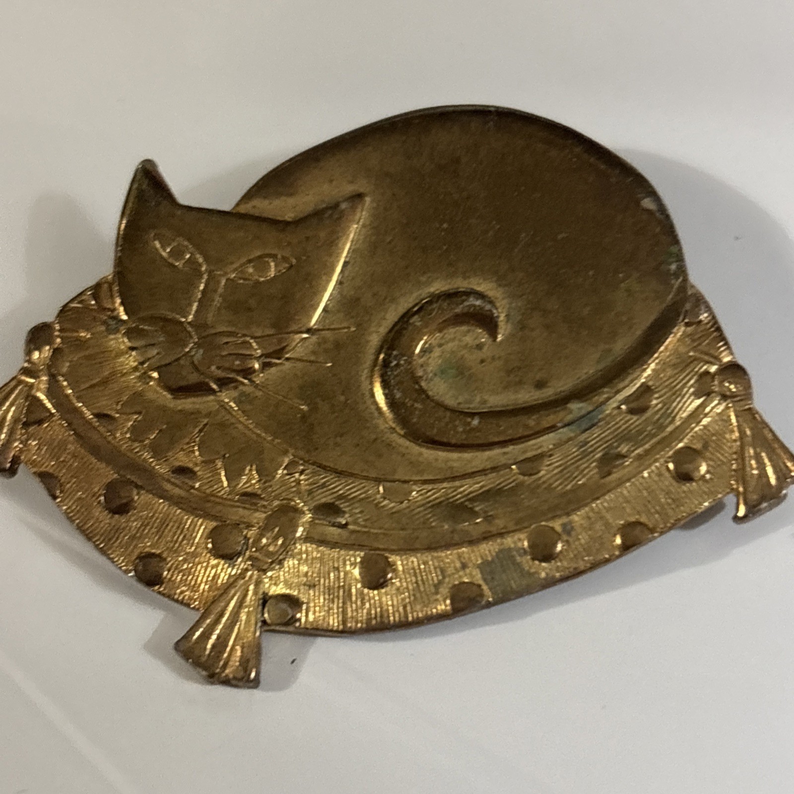 Cat Sleeping On A Detailed Gold Tone Metal Brooch Pin 2x 1.5”