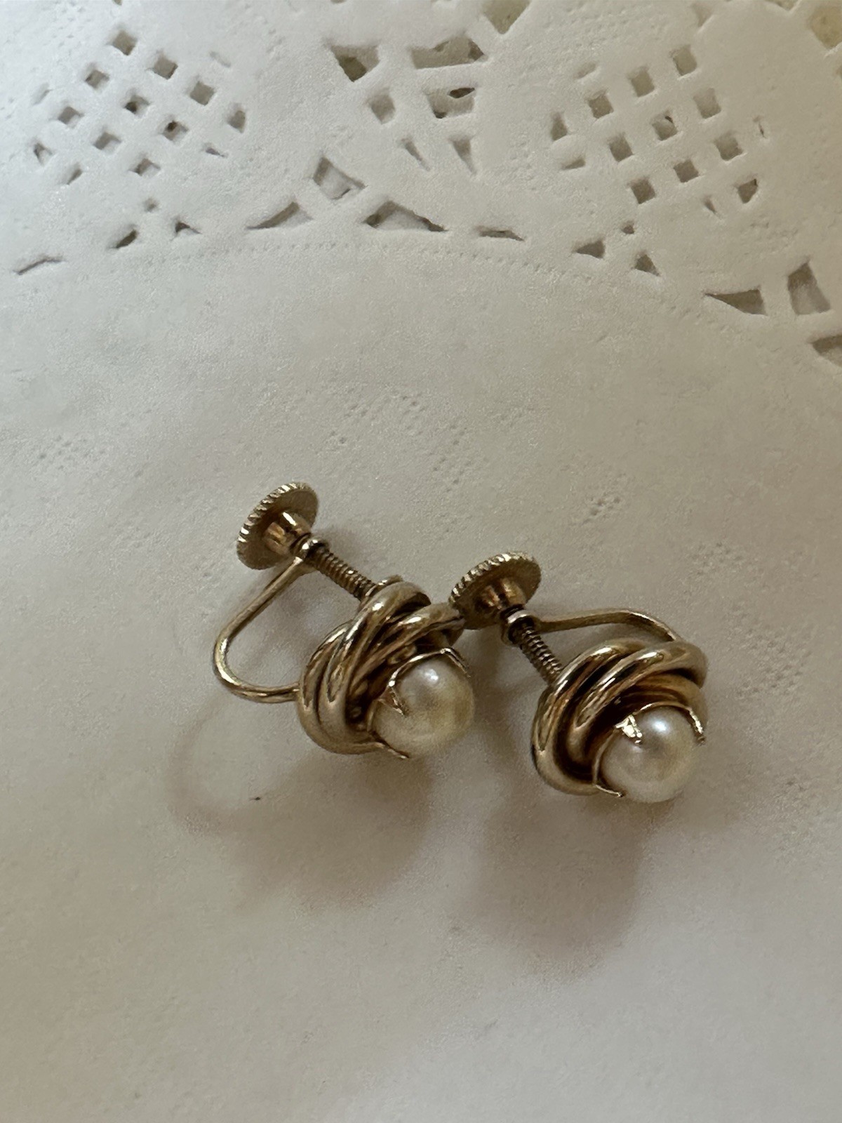 Women’s Genuine Cultured Pearl Screw Back Earrings Vintage Gold Tone Knot Style
