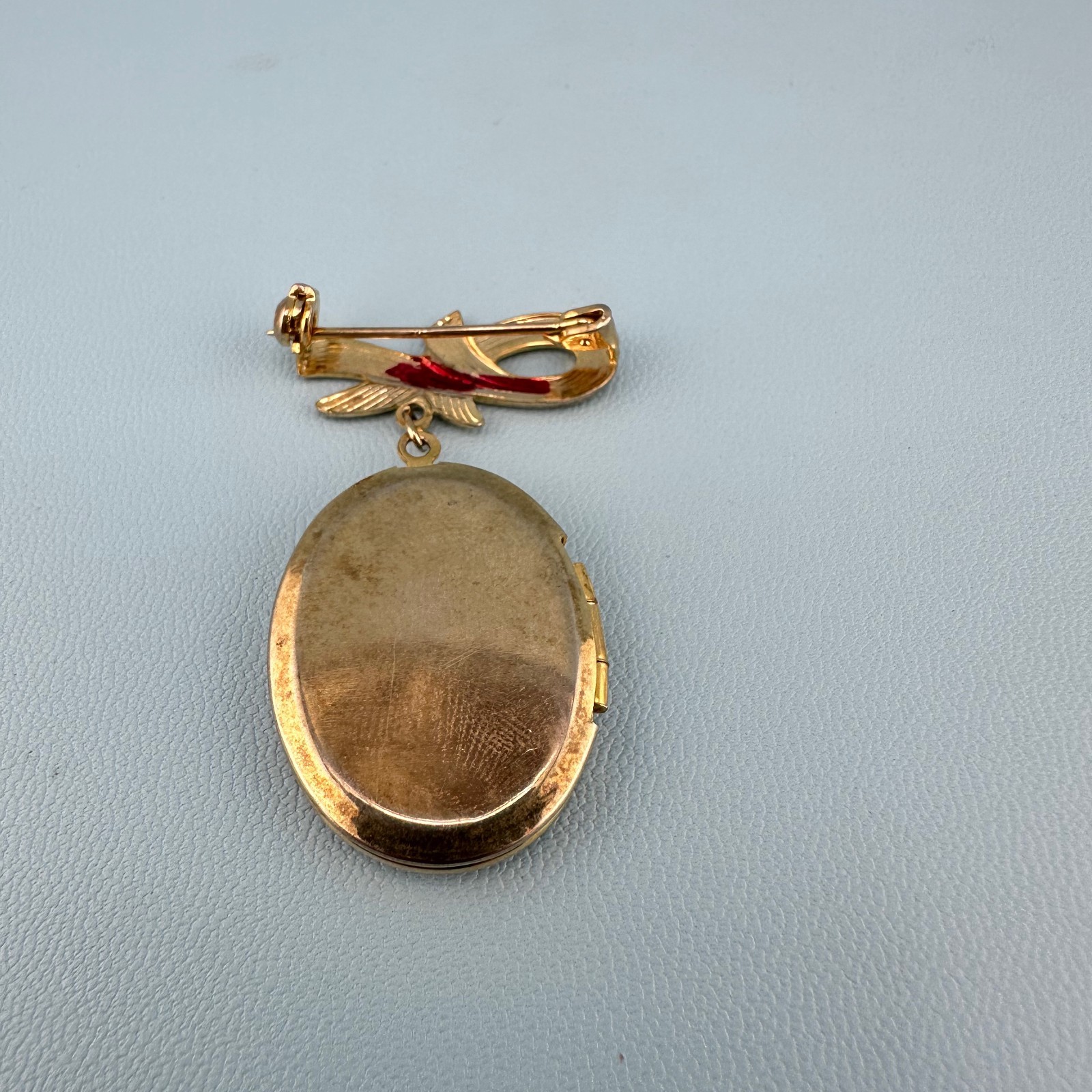 Vintage Photo Locket Brooch Pin Gold Tone Etched Stripe Dangle Bow Ribbon 1.75″