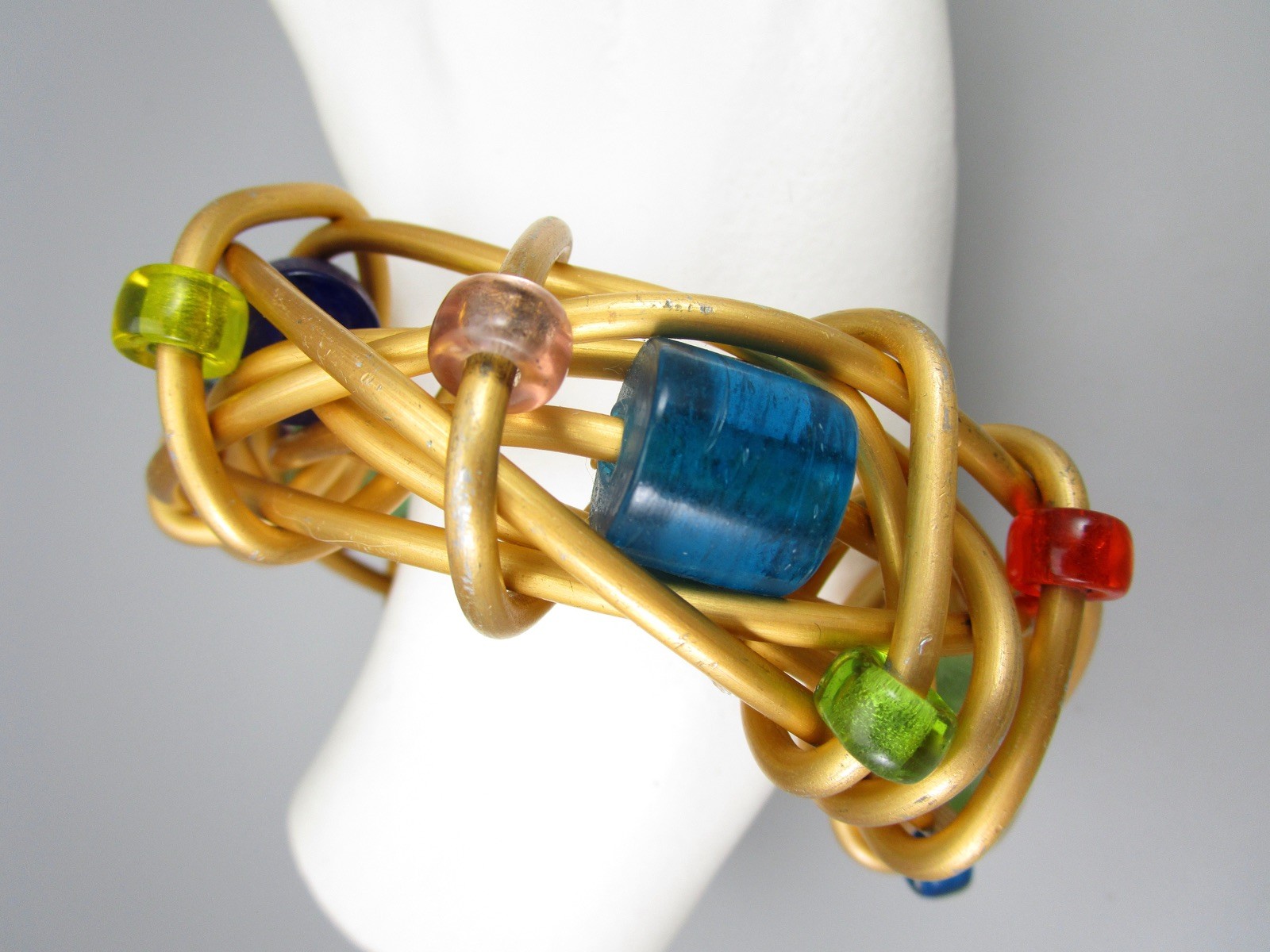 COLORFUL VINTAGE JILL FAGIN ANODIZED ALUMINUM GLASS BEAD BANGLE BRACELET