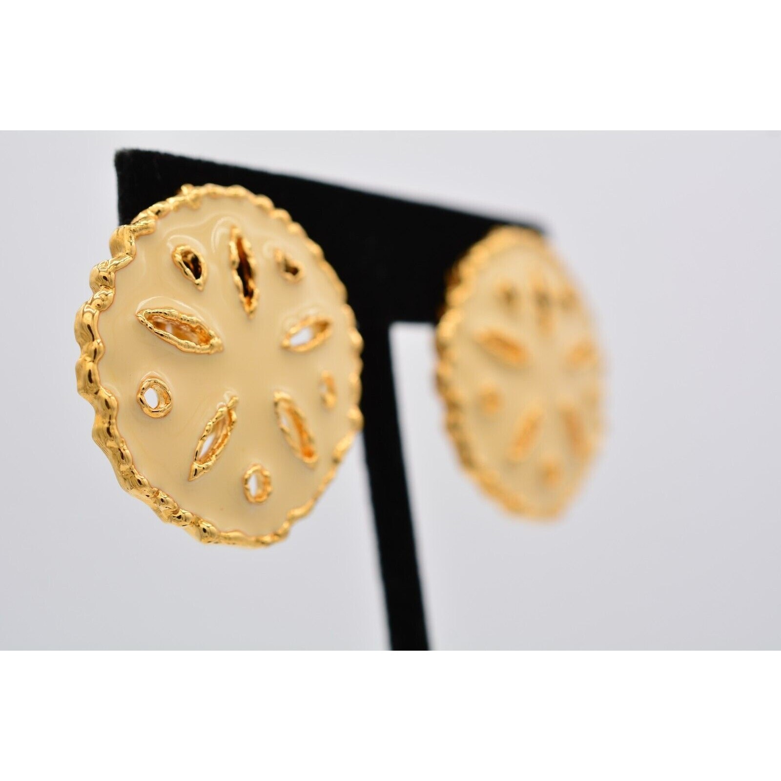 Gay Boyer Vintage Clip On Earrings Sand Dollar Enamel Gold Chunky Signed BinAF