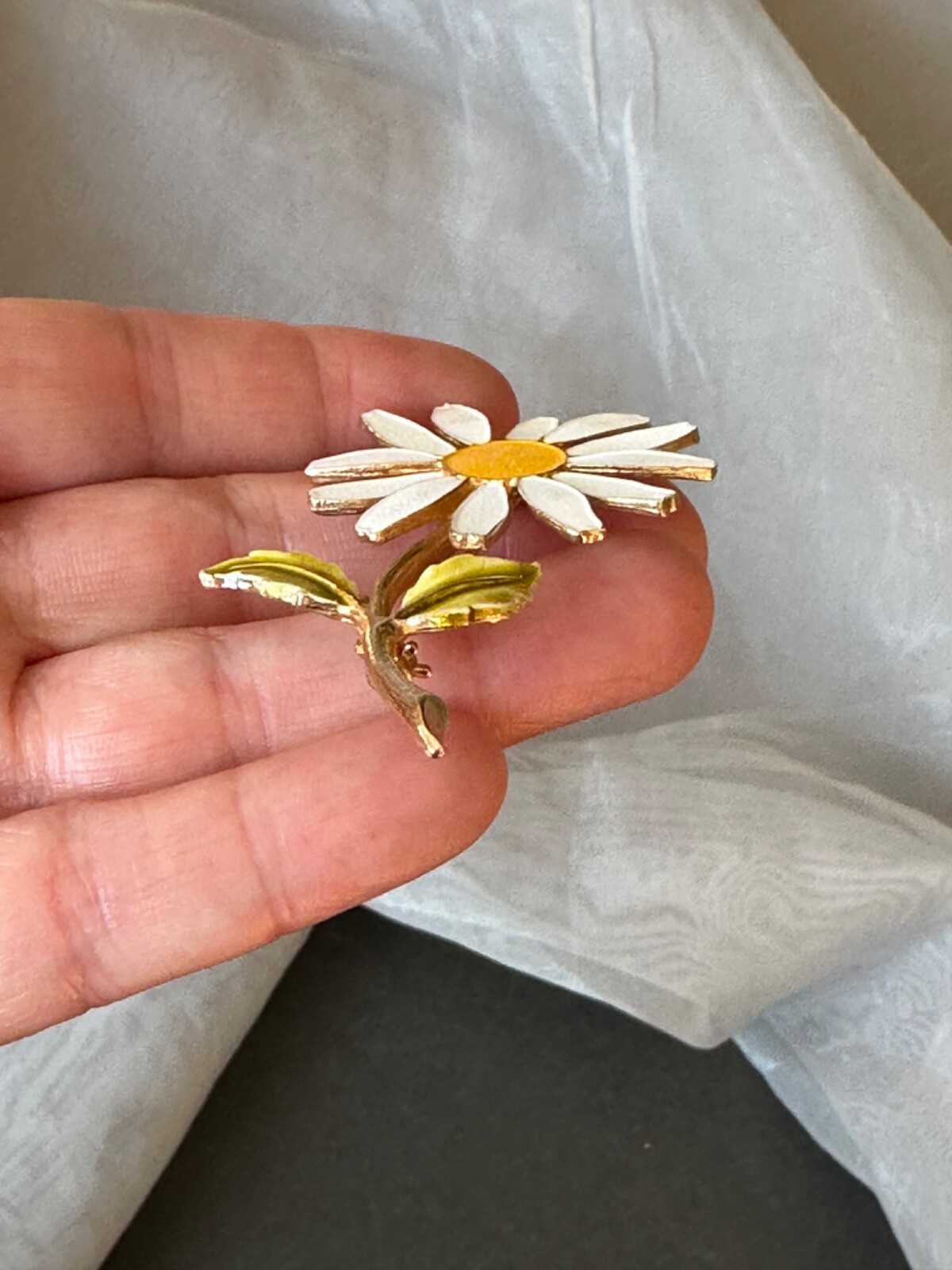 VINTAGE Daisy Brooch Accessocraft Retro Enamel Flower Pin Groovy Hippie Jewelry