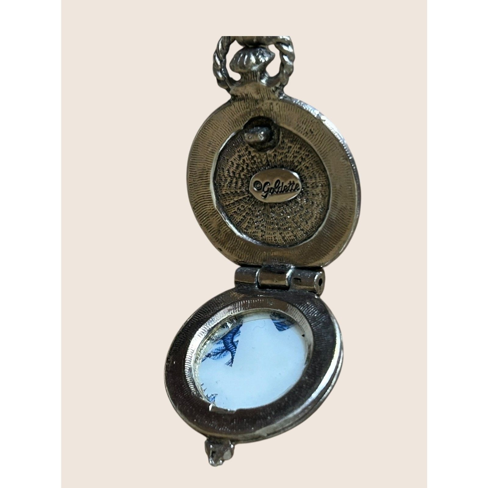 🦚 VTG SIGNED GOLDETTE BLUE WHITE TOILE PORCELAIN PEACOCK LOCKET & 18K GF CHAIN