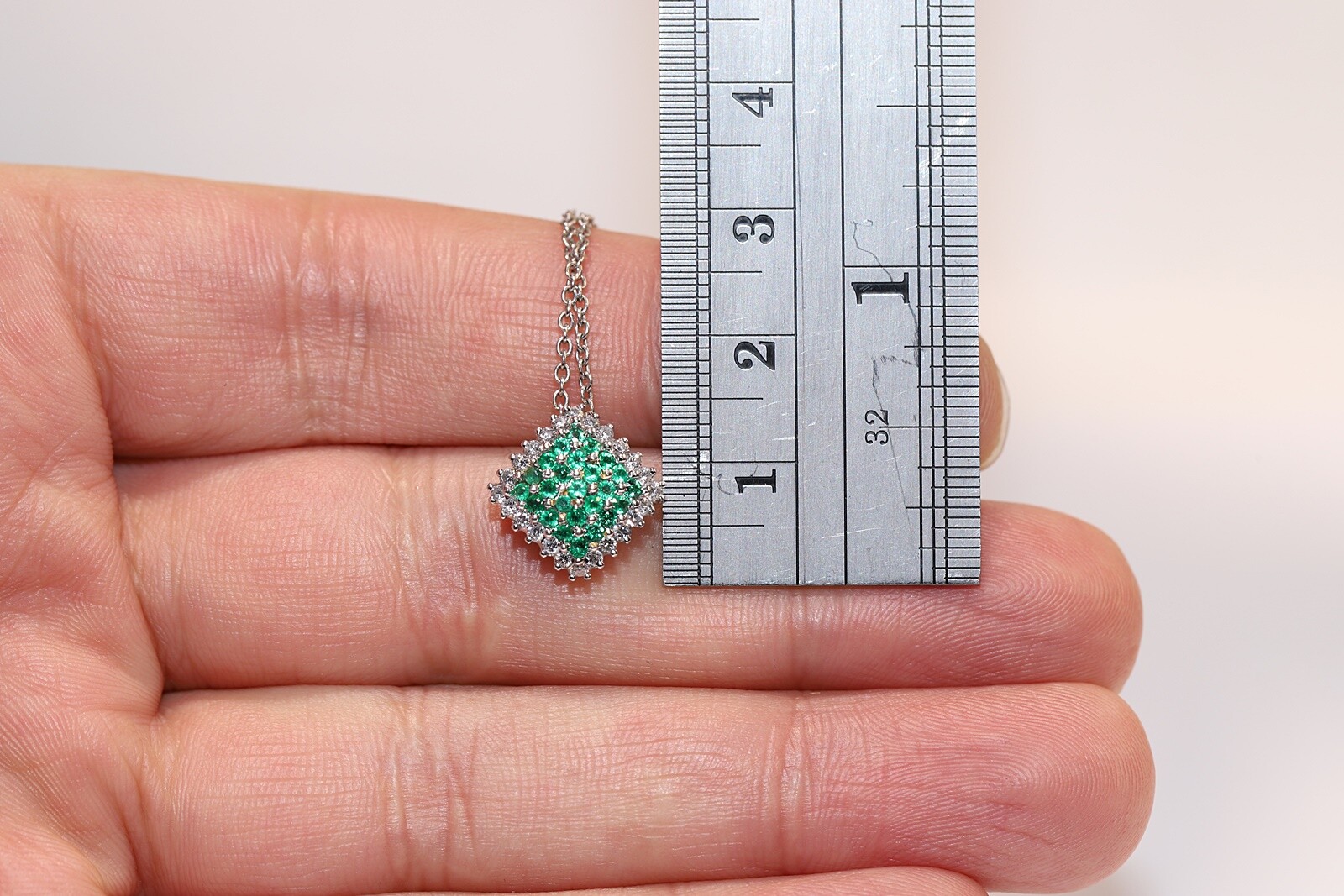 Vintage 18k Gold Natural Diamond And Emerald Decorated Necklace