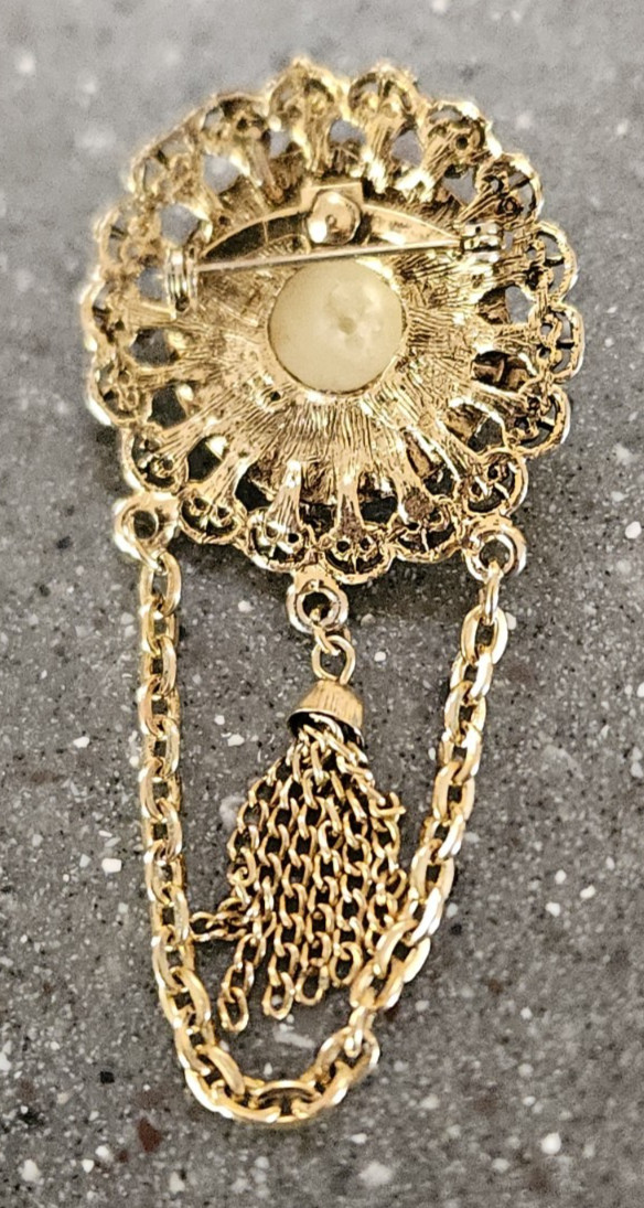 Vtg 4.25″ Gold Tone Brooch Pin Pendant With Chain Rope and Tassel Faux Pearl