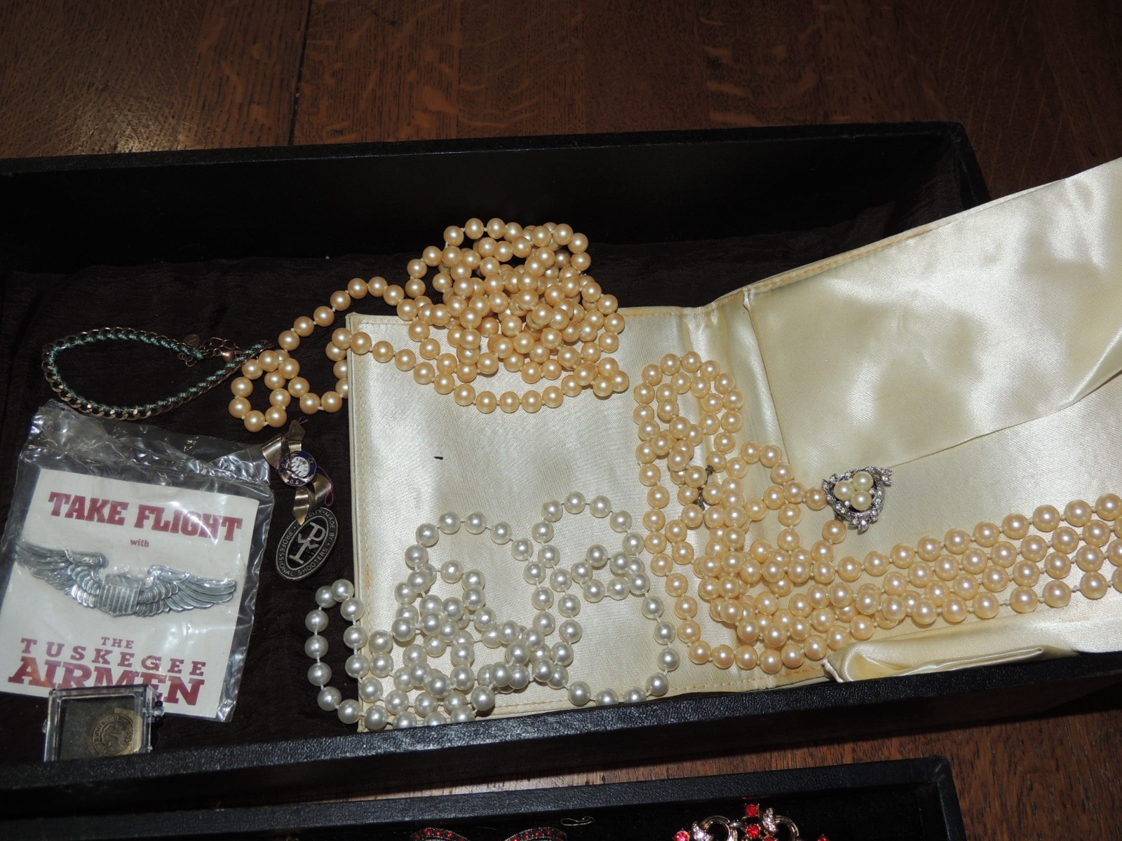 160 + ASSORTED COSTUME JEWELRY 98% VG RINGS, BRACELETS, NECKLACES, PINS & EARRIN