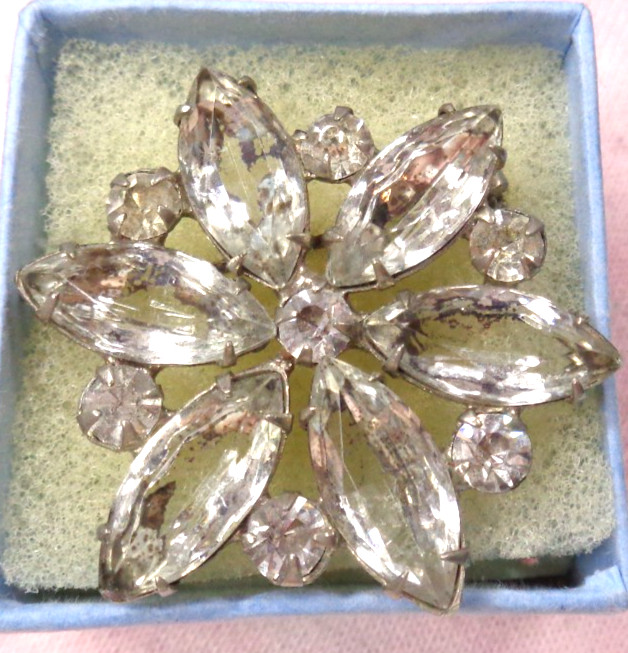 Vtg ESTATE Silvertone CLEAR Glass Prong Setting Rhinestone FLOWER Pin 1-3/8″ D