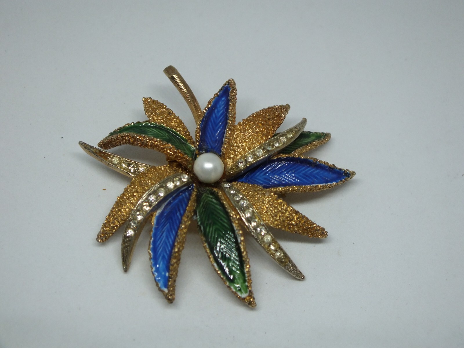 Beautiful Brooch Pin Gold Tone Clear Rhinestones Enamel Flower Signed ART 2 1/4″