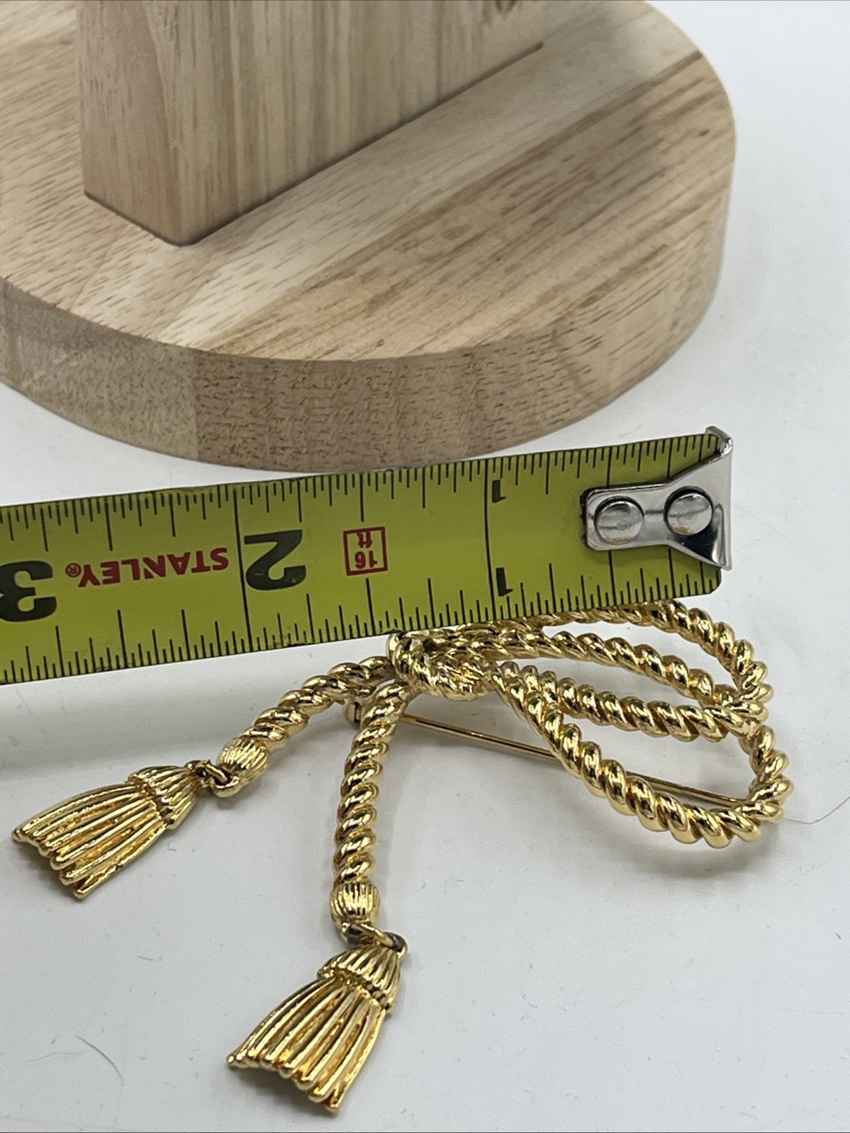 Unsigned Vintage Avon Decorative Tassel Pin Brooch Gold Tone Knotted Rope-Look