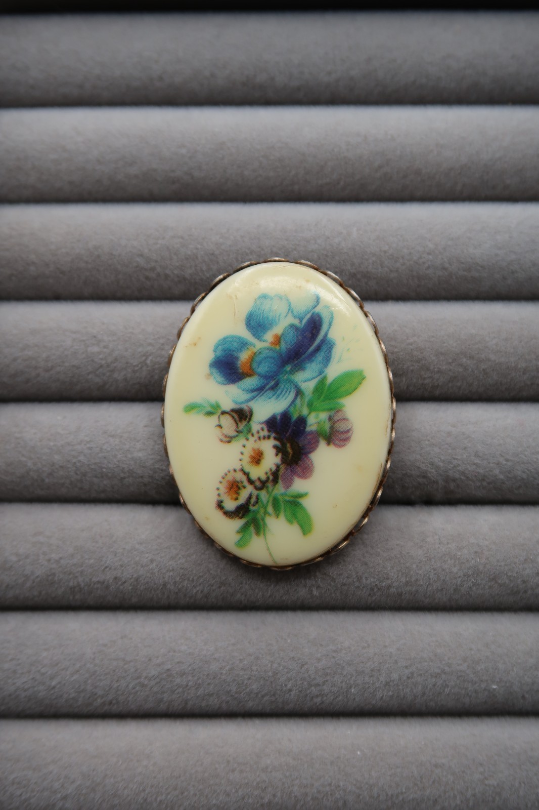 Vtg Cameo Brooch Floral Bouquet Design Cream Base Scalloped Metal Frame