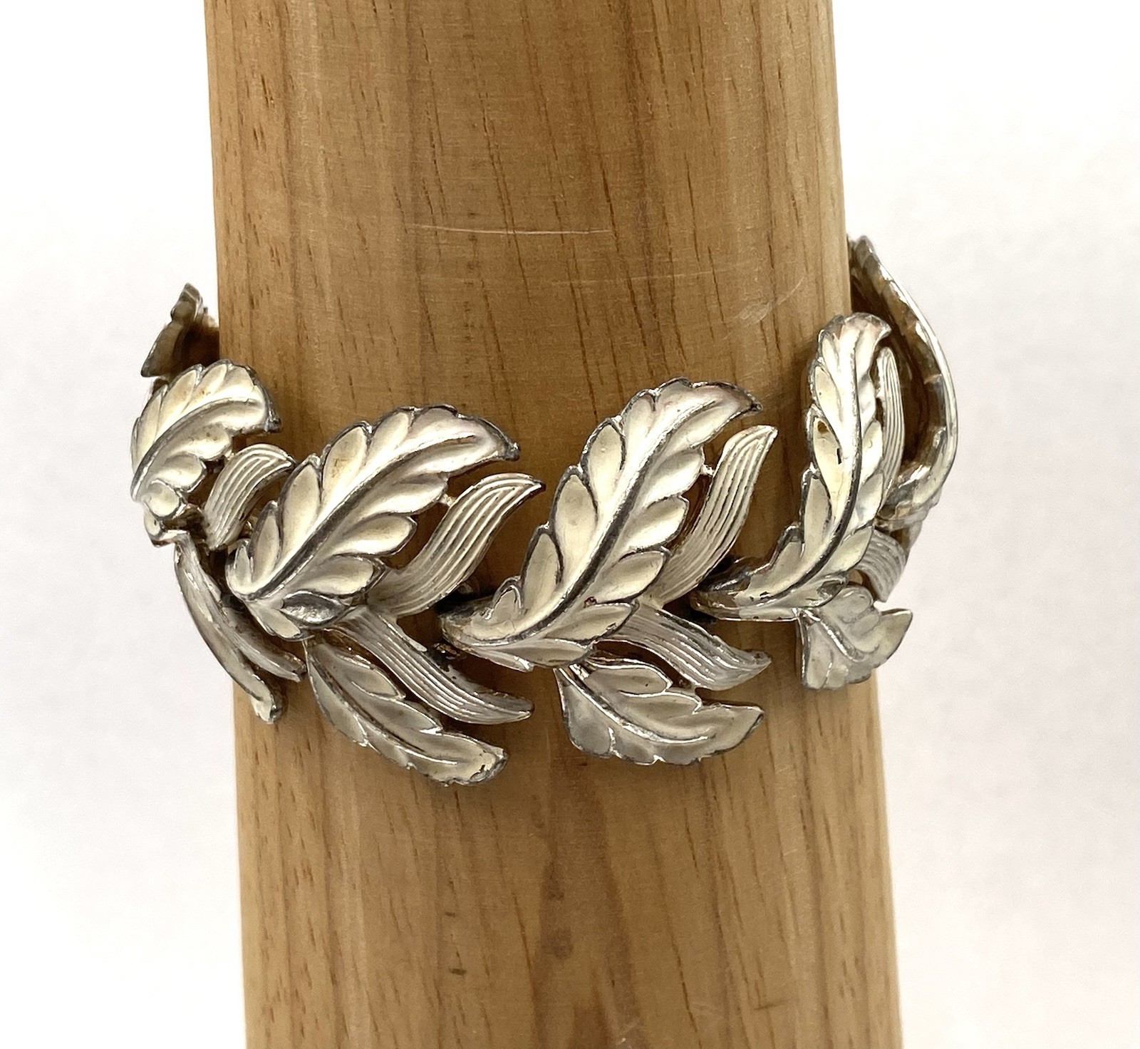 Vintage Bracelet Leaves Linked White Enamel Finish Estate 6.5” Flaw