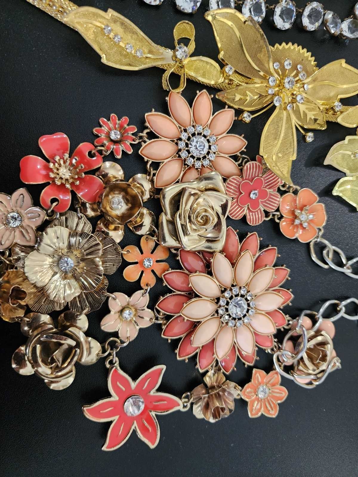 Vintage jewelry set of 22 in vintage purse