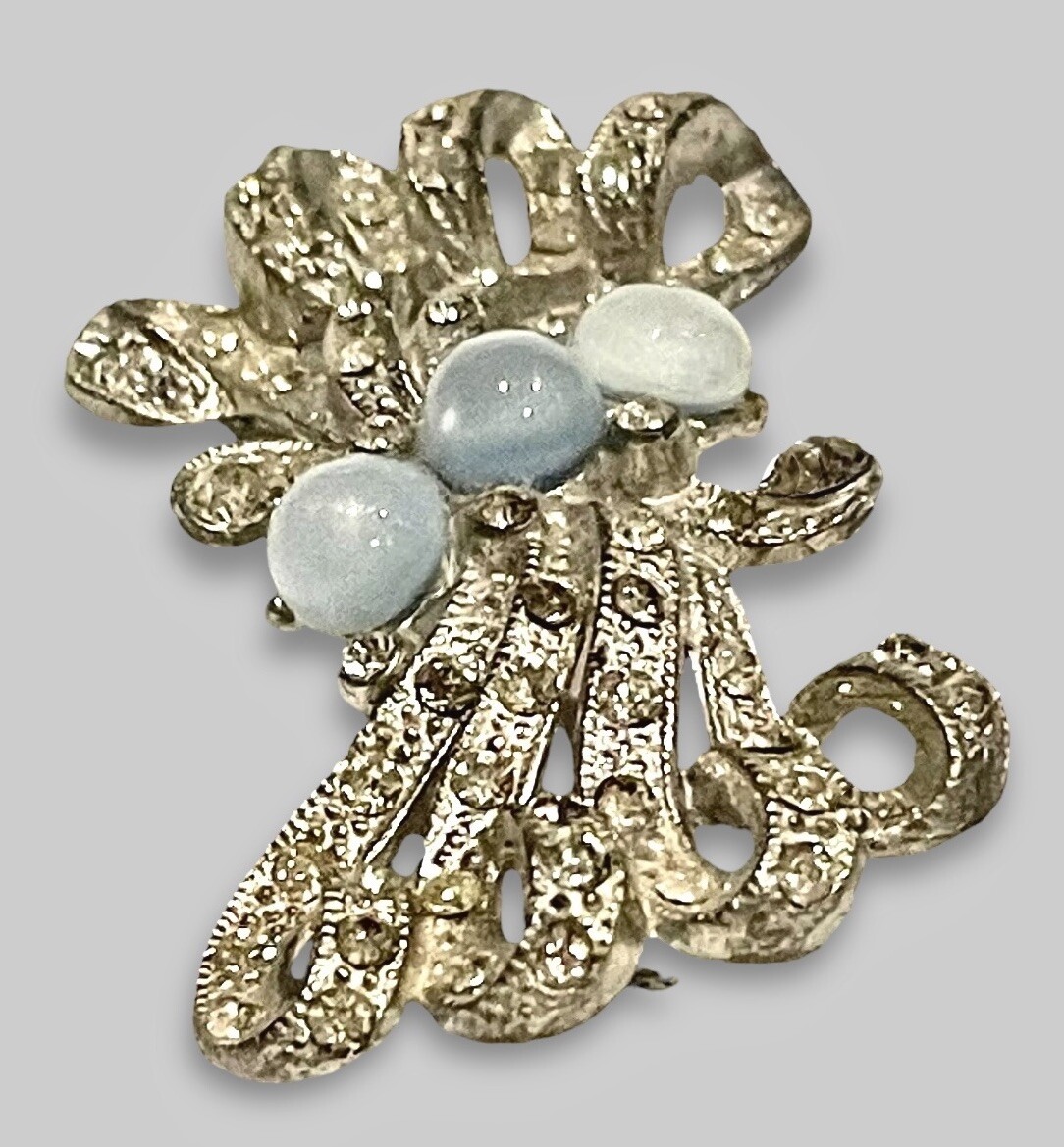 Vtg BLUE GREY STONES & RIBBON Brooch Pin Rhinestones Silver Tone 12g EUC