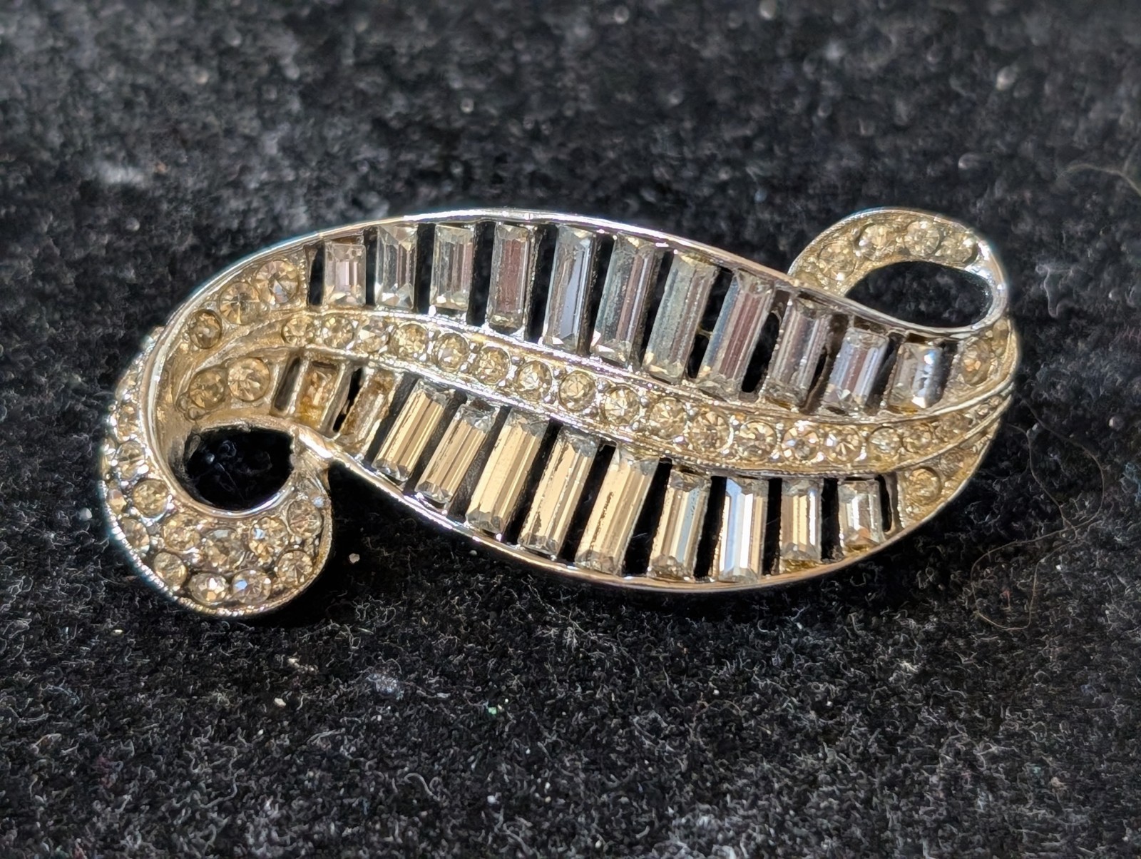 Vintage Silver Tone Broch Rhinestones (Round And Emerald Cut) 1 3/4 Miss.1 Stone
