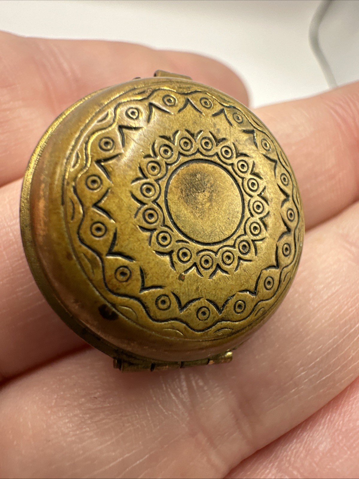 Vintage Antique Ornate Small Etched Brass Locket/Hinged Case – BROKEN BAIL