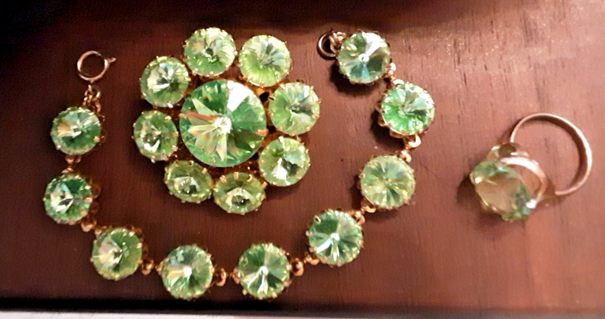Vtg Light Green Rivoli Brooch, Bracelet, Ring Jewelry Set -Stunning!