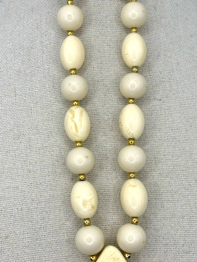 Vintage Ivory Marbled Cream And Gold Beaded Diamond Shaped Slab Pendant Necklace