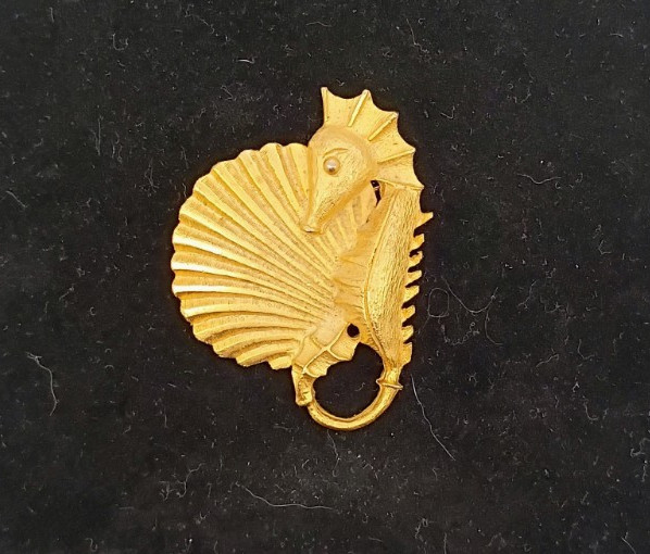 VINTAGE GOLD TONE SHELL AND SEAHORSE BROOCH PIN 2 1/4 X 1 5/8″ ~ NAUTICAL OCEAN