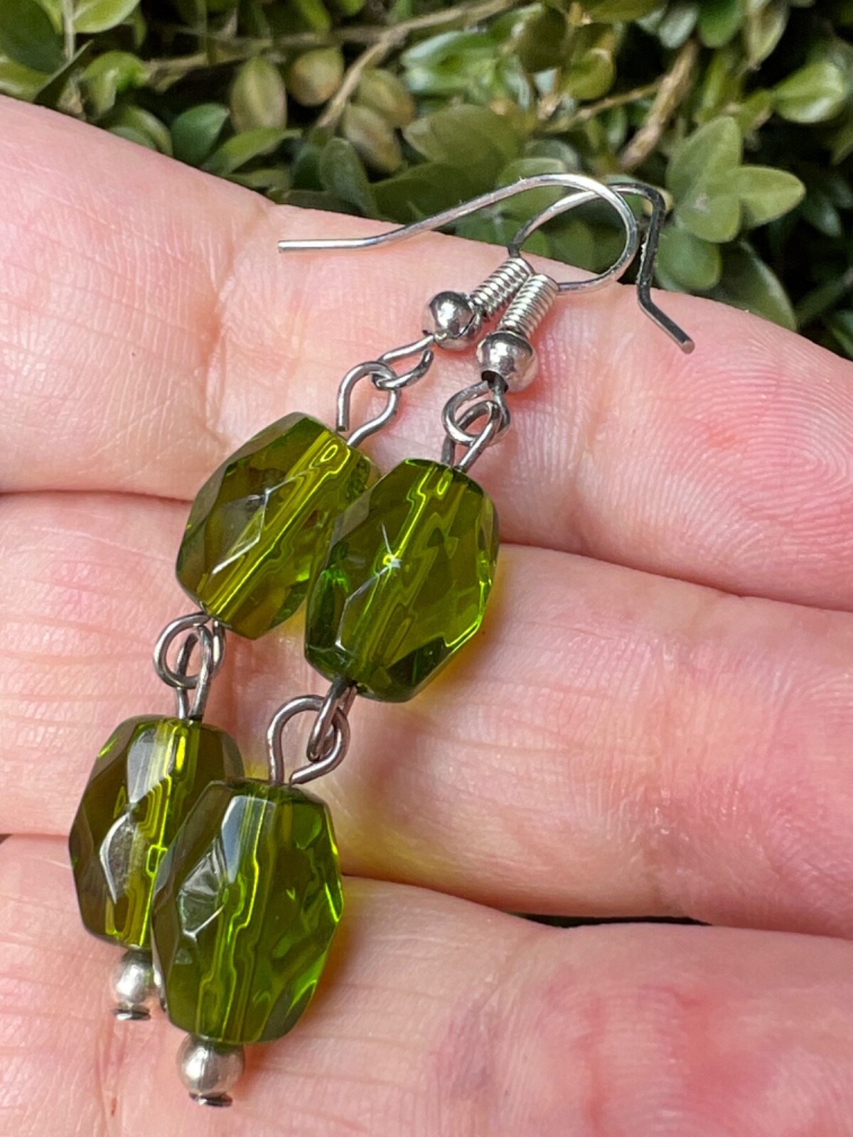 VINTAGE VIVID PERIDOT GREEN COLOR FACETED PASTE GLASS LONG DANGLE DROP EARRINGS
