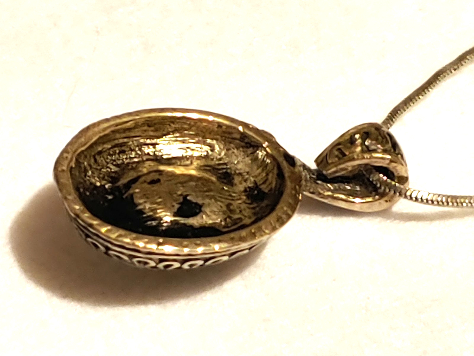 VINTAGE – Gray/White CATS EYE PENDANT – 17.5 in NECKLACE SILVER TONE CHAIN