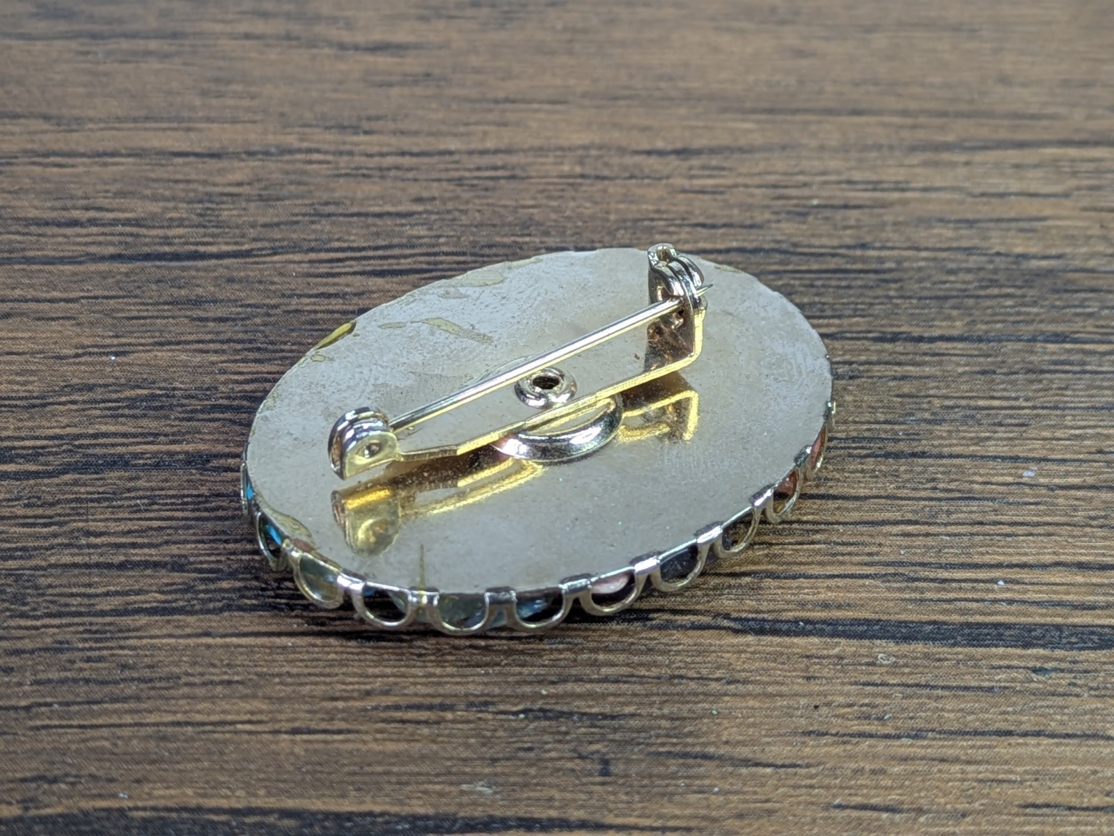 Vintage – 1⅝” Metal Pinback Brooch, Small Colorful Ocean Stones Set in Resin