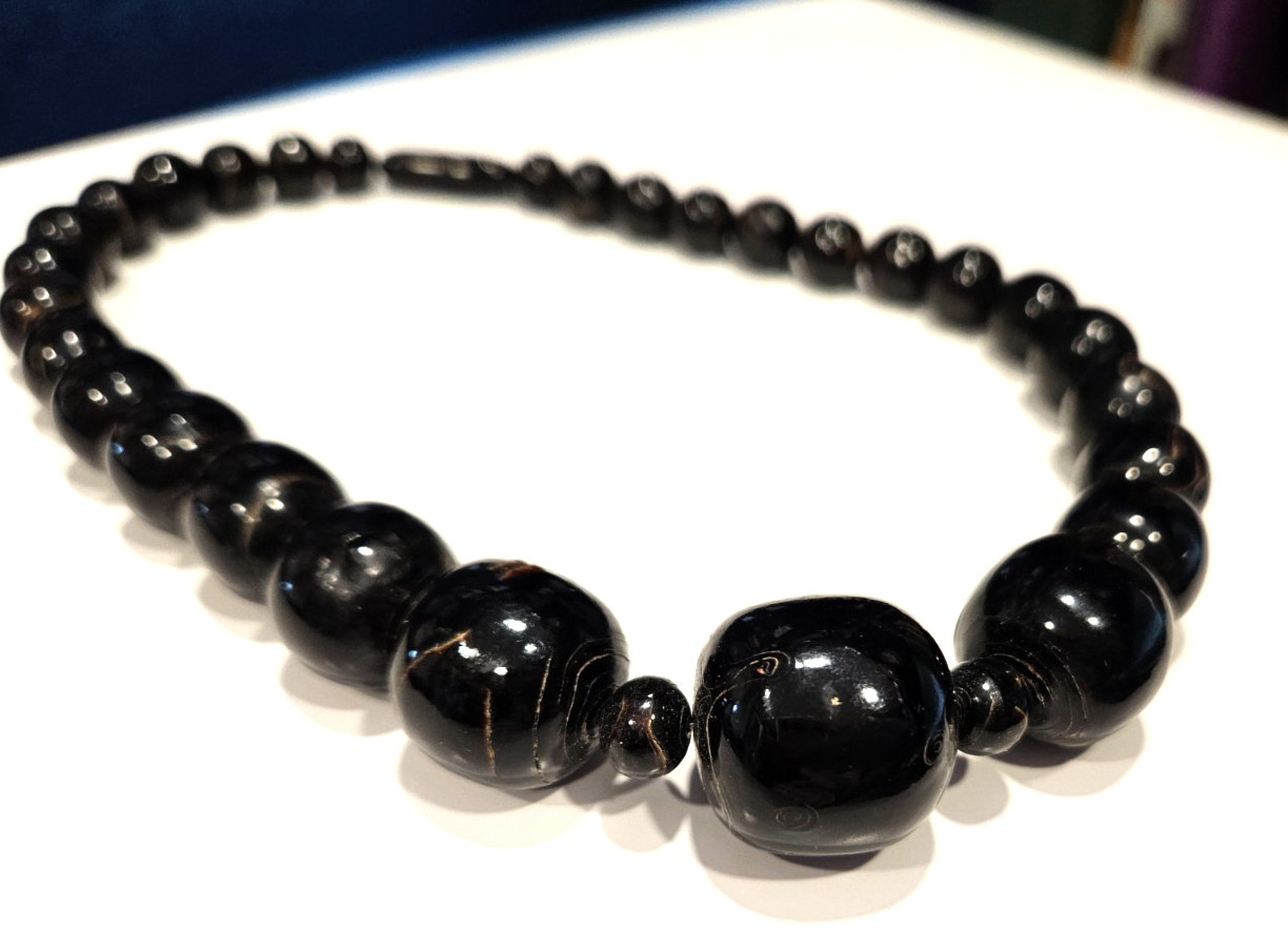 Black Coral graduated Bead Choker Necklace from Cancun, Mexico in 1980 RARE