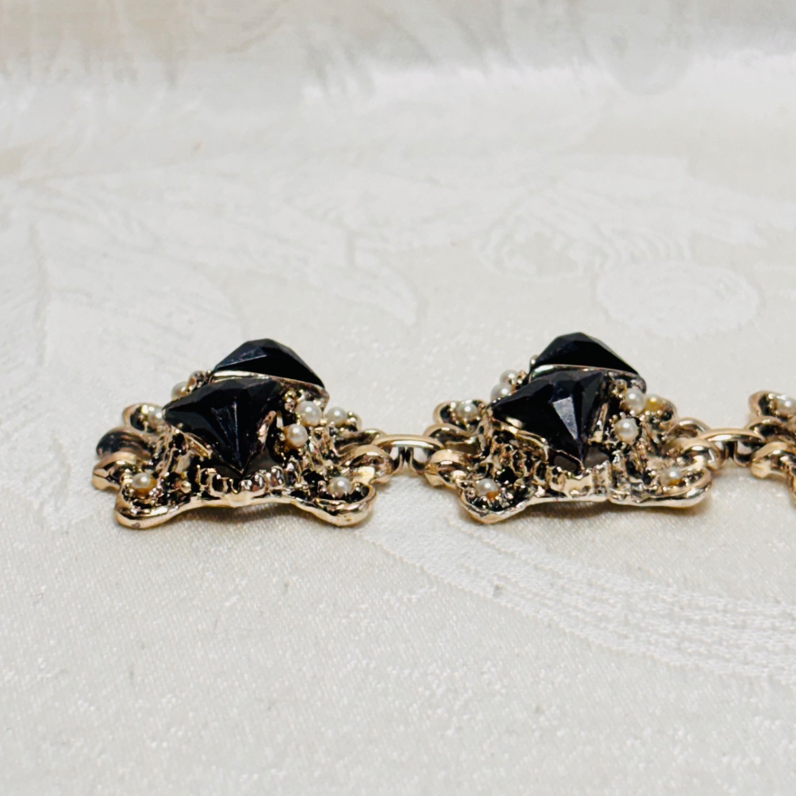 BRACELET black faux gem faux pearl silvertone metal link fold over clasp vintage
