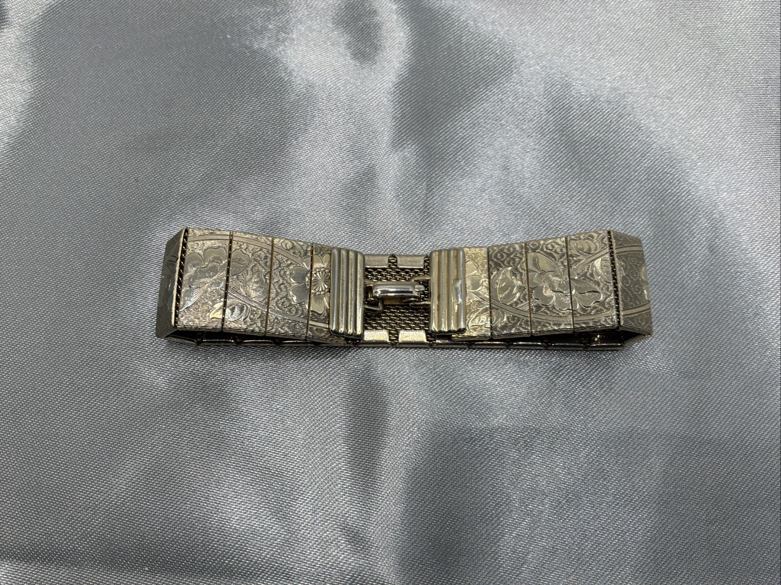 Vintage Floral Etched Panel Link Mesh Back Gold Tone Bracelet 7.25″