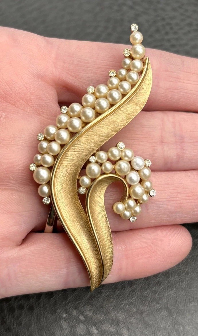 Vintage Crown Trifari Gold Tone Brooch Pearl & Rhinestone Swirl Pin