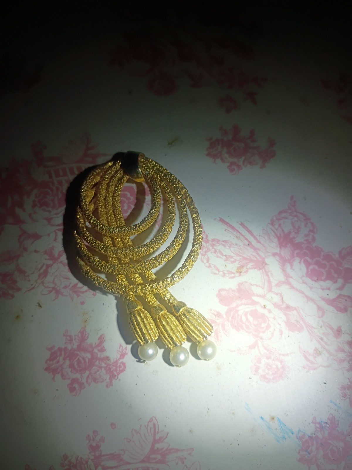Rare Vintage Ivory and Gold Mesh Western Brooch With Faux Pearls. Circa 1940’s