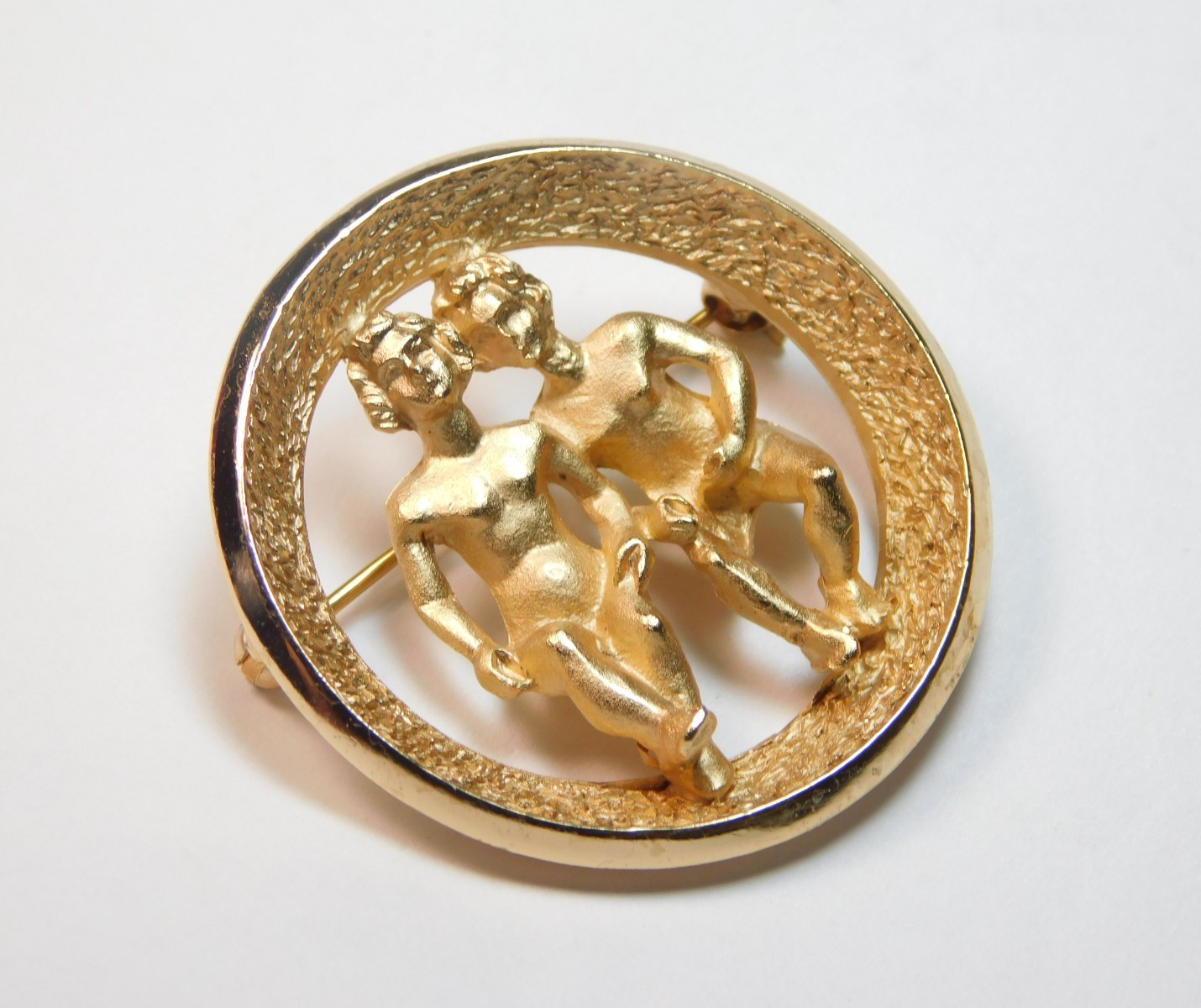 VINTAGE CROWN TRIFARI ZODIAC GEMINI GOLD TONE BROOCH MAY 21 – JUNE 20 ✨