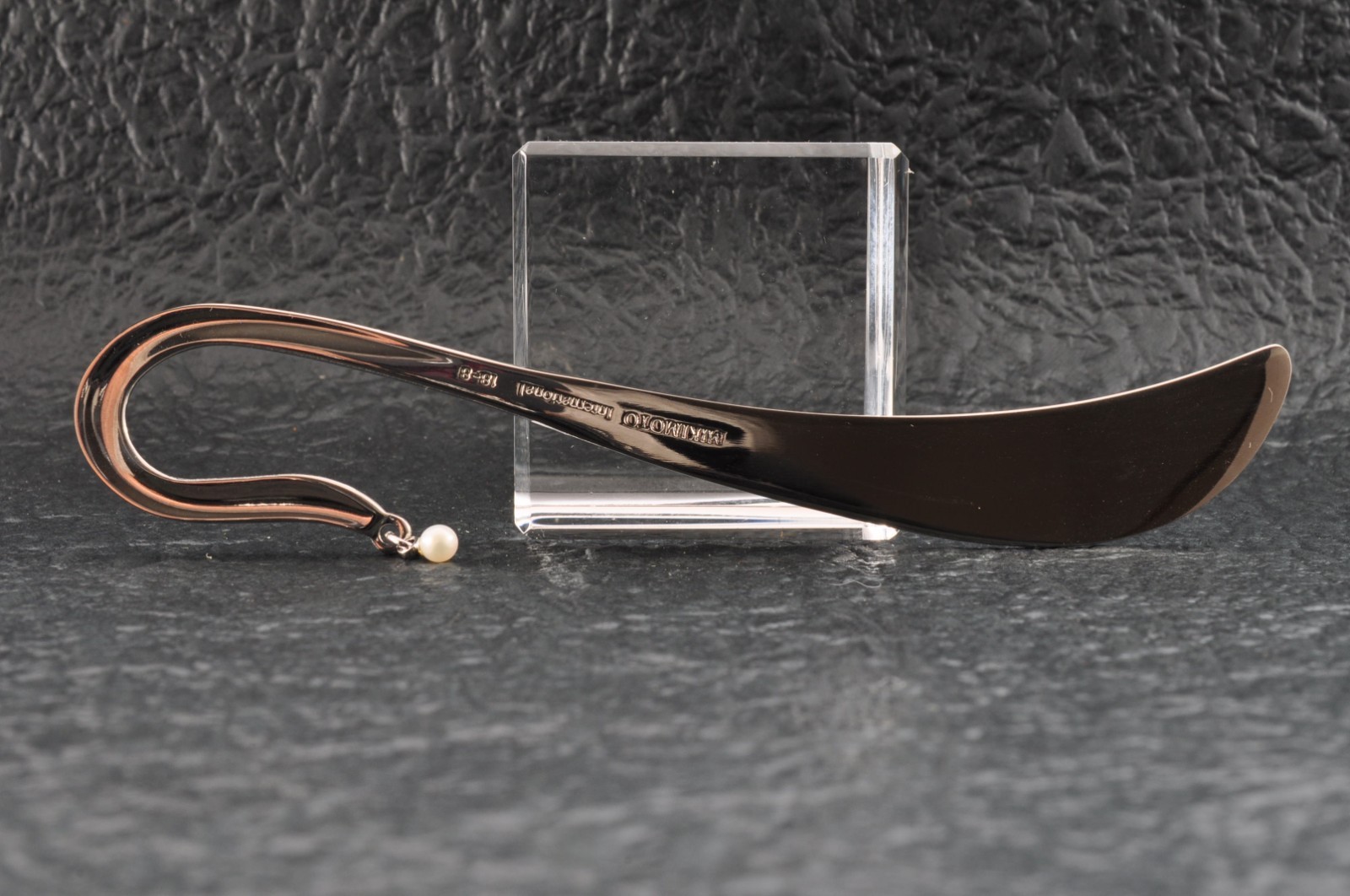Near mint Japan brand “MIKIMOTO” Akoya pearl bookmark (total 65.0ct) case paper