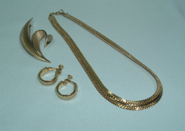VINTAGE GOLD TONE THICK CHAIN NECKLACE LEAF BROOCH PIN HOOP EARRINGS SET