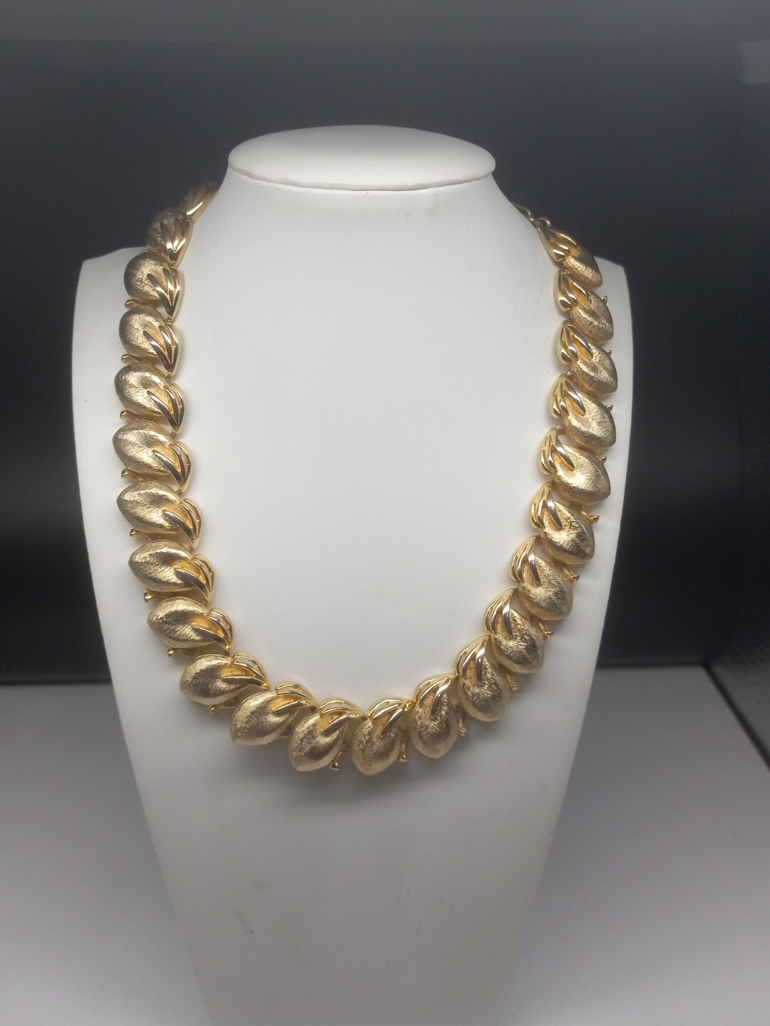 Vintage Intricately Designed Leaf Or Flower Bud Gold Tone Choker Necklace