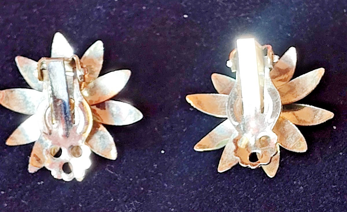 VTG Retro 1″ Enameled Green Daisy Clip On Earrings Gold Tone Trim Faux Pearl