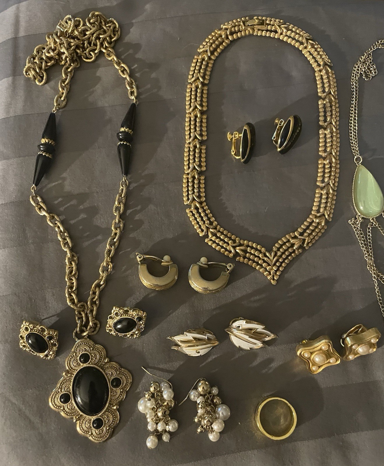 COSTUME JEWELRY LOT 1