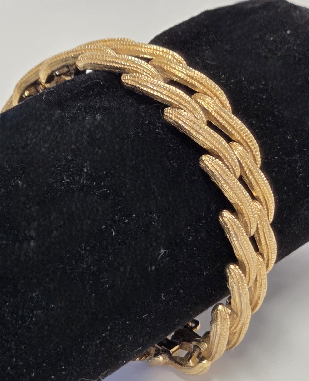Vtg MONET Textured Wavy Double Row Bracelet 1/2″ w Gold Tone Safety Chain 7.25″