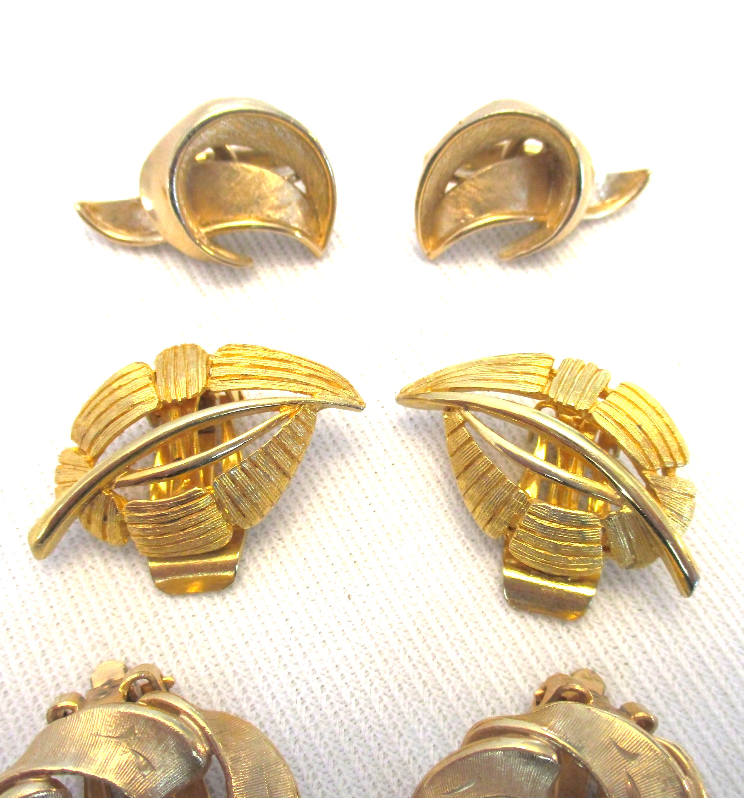 Vtg Signed Gold Tone Brooch & 5 Pair Clip on Earrings 1 Pr Trifari &1 Pr Monet
